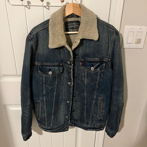 Vintage Levi’s Sherpa Trucker Jacket | Size: Medium | Colour: Washed Blue - Picture 1 of 4